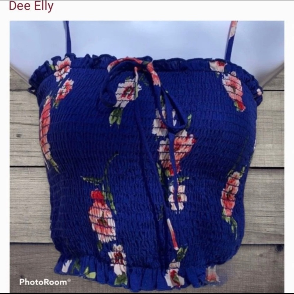 Dee Elly Blue floral crop top